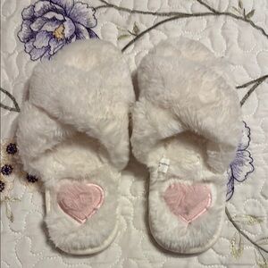 NWOT’s- Fluffy White Slippers with Pink Heart- sz Small, 5/6